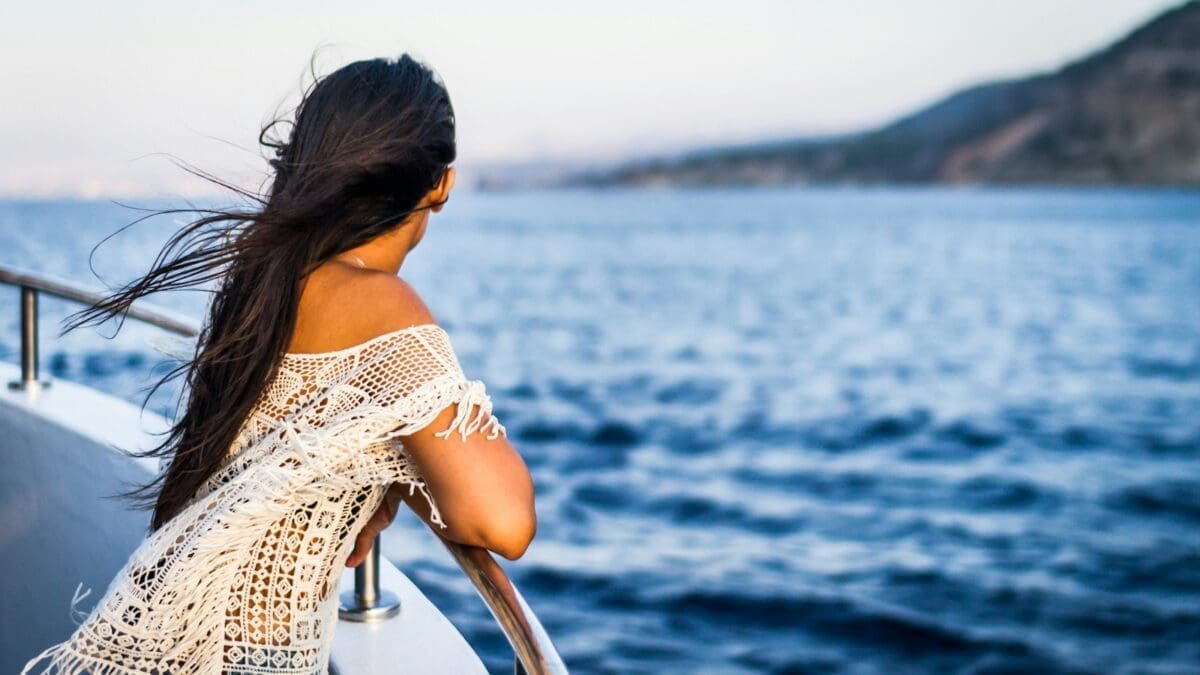 woman on the boat watching the sea